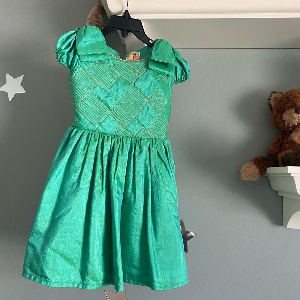𝅺stunning green and gold toddler dress NWOT